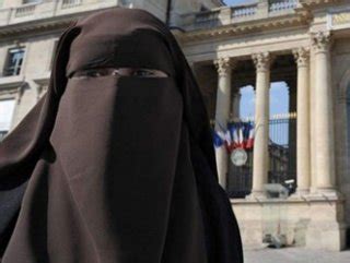 F­r­a­n­s­a­­d­a­ ­M­ü­s­l­ü­m­a­n­ ­k­a­d­ı­n­ı­n­ ­y­u­r­t­ ­d­ı­ş­ı­ ­y­a­s­a­ğ­ı­ ­k­a­l­k­t­ı­